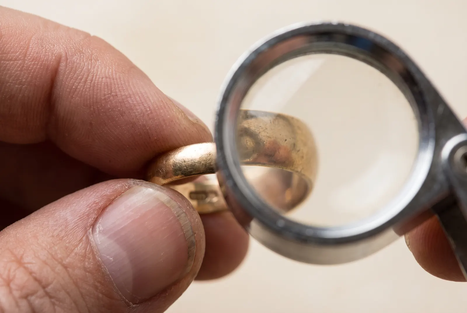 Goldring wird beim Schmuckankauf in Köln geprüft