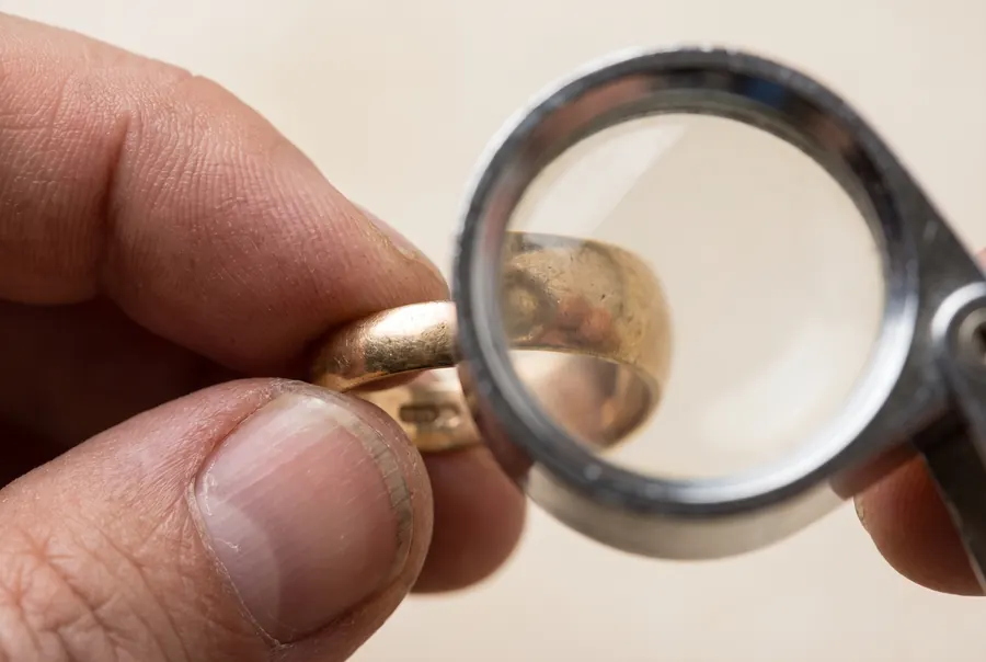 Punzen erkennen: Goldstempel und Silberstempel richtig lesen